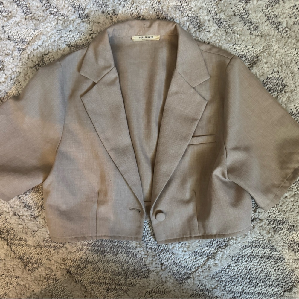 Beige cropped short sleeve blazer